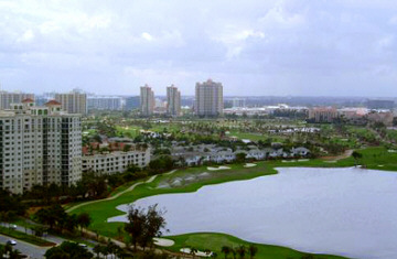 The Hamptons South in Aventura condominium views of the Turnberry golf course and club