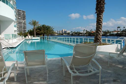 The Hamptons South condominium in Aventura waterfront pool and sundeck