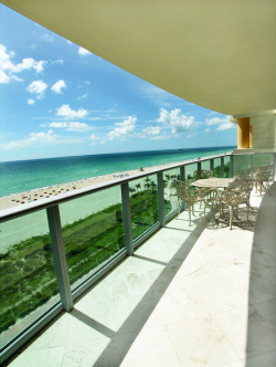 Il Villaggio oceanfront and beachfront Miami Beach views